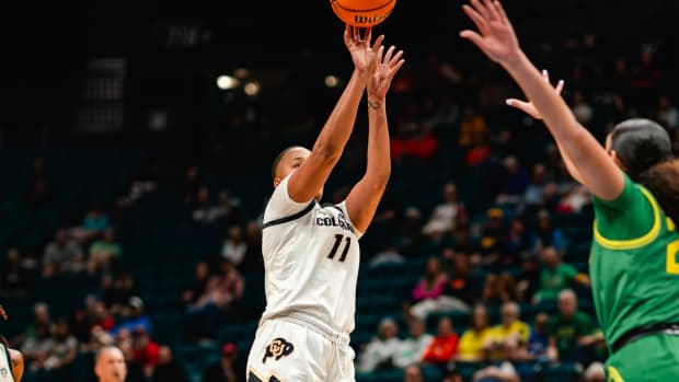 Quay Miller shoots jumper against Oregon in Pac-12 tournament